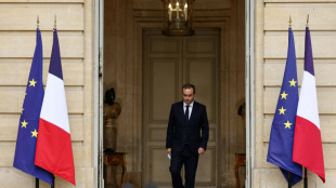 Lecornu tente d'ultimes n&eacute;gociations sur le budget, Macron l&acirc;ch&eacute; par les siens