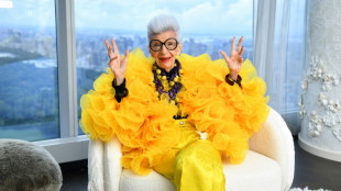 L'Américaine Iris Apfel, "starlette gériatrique" de la mode, est morte à 102 ans