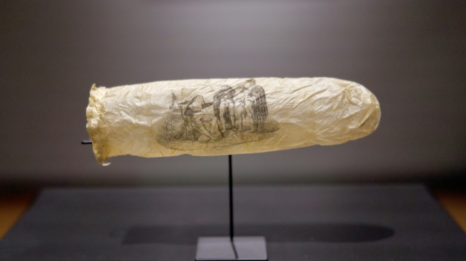 Un museo de &Aacute;msterdam exhibe un cond&oacute;n del siglo XIX con un grabado er&oacute;tico