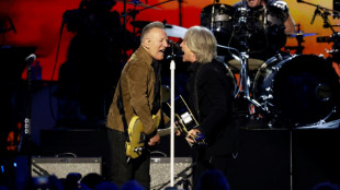 Jon Bon Jovi recebe destaque e é aplaudido em festa pré-Grammy