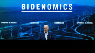 Biden limite les investissements dans l'IA en Chine, et vante une renaissance industrielle américaine