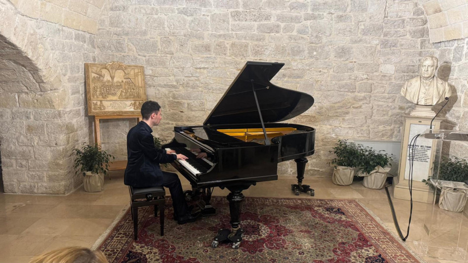 Musicista non vedente si laurea in pianoforte a Bari, premiato