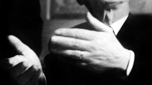 El nieto de un exdirigente italiano devuelve a Grecia un antiguo jarr&oacute;n