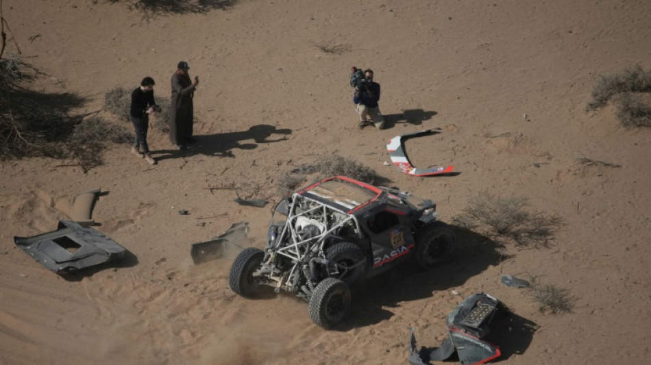 Un accidente arruina el Dakar a Loeb, Santolino da la primera victoria a Espa&ntilde;a