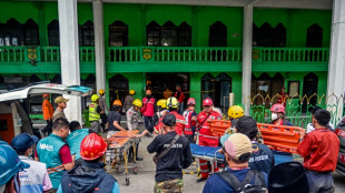 Rescatan a cinco sobrevivientes tras derrumbe de escuela isl&aacute;mica en Indonesia