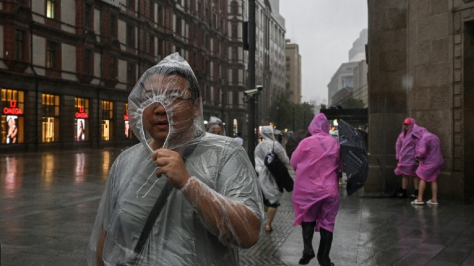 Taifun "Co-May" sorgt in Shanghai f&uuml;r Massenevakuierungen und Verkehrsprobleme