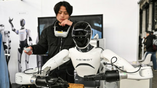 Un robot humanoide chino bate un récord mundial tras caminar durante tres días