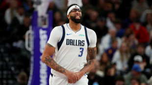 Mavs' Davis has ligament damage in left hand: report