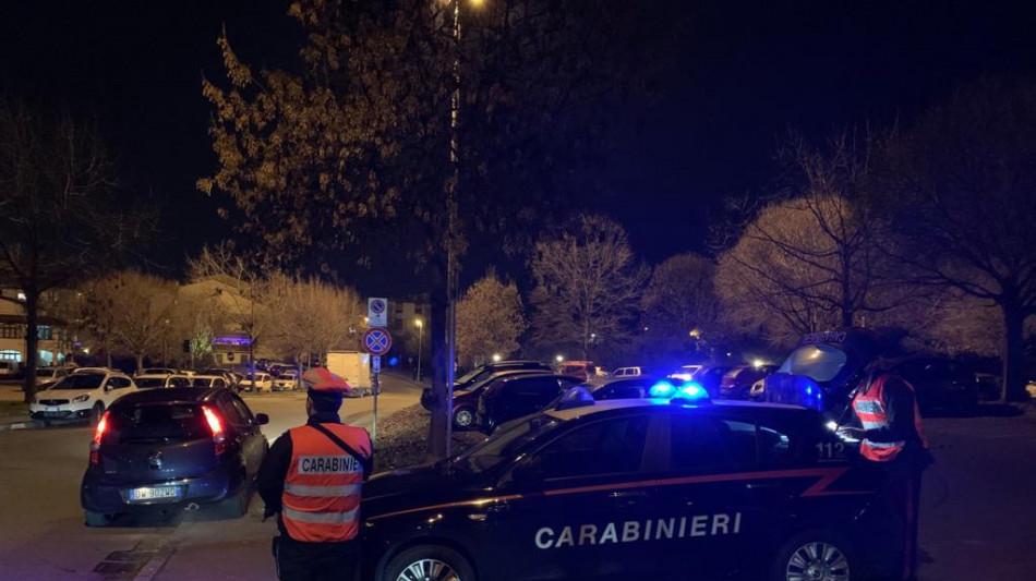 Carabinieri sparano ad auto in fuga con presunto estorsore, un ferito