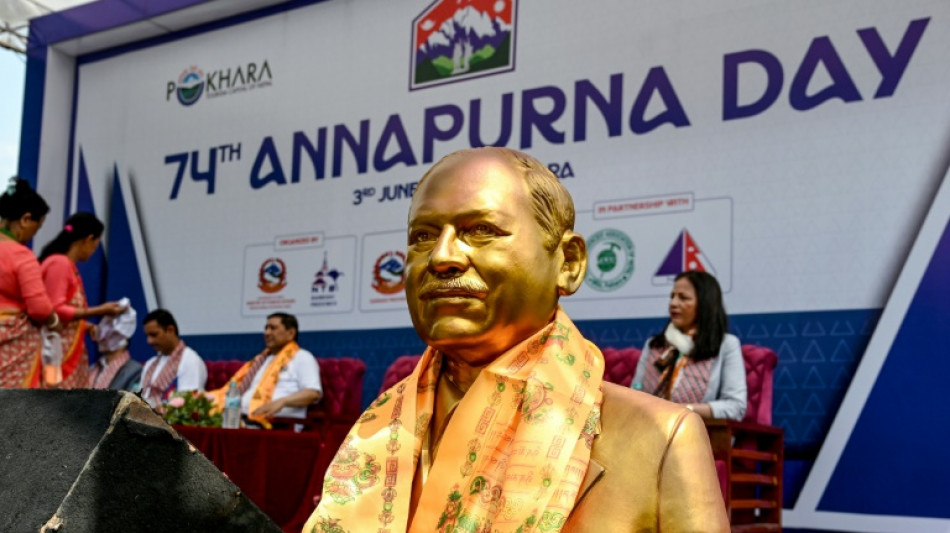 N&eacute;pal: une statue c&eacute;l&egrave;bre l'alpiniste Maurice Herzog, pionnier de l'Annapurna