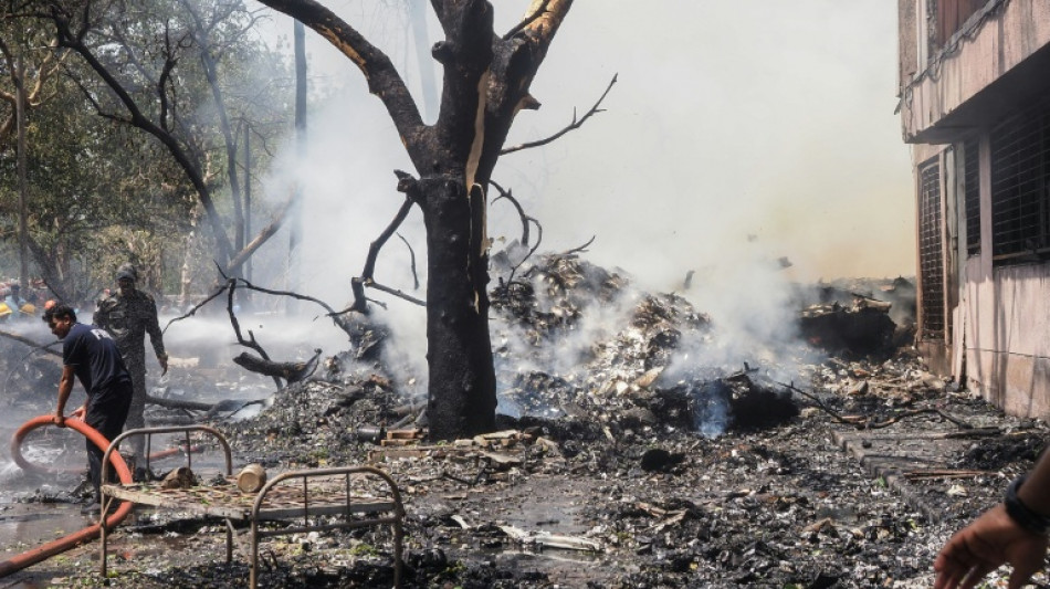 Avi&atilde;o com destino a Londres cai na &Iacute;ndia com 240 pessoas a bordo