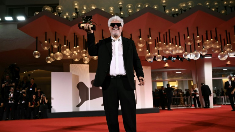 Tras rodar en inglés, Pedro Almodóvar vuelve al español con "Amarga Navidad"