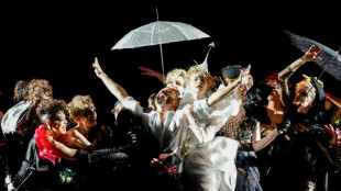 Julien Fourni&eacute; firma un espectacular homenaje a las mujeres vamp en la alta costura