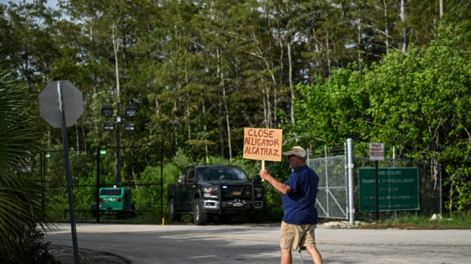 Mexicanos denuncian carencias y malos tratos en el "Alcatraz de los Caimanes"