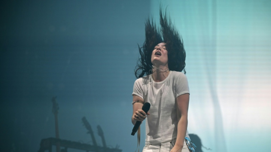 Lorde d&aacute; o pontap&eacute; inicial ao festival de Glastonbury com um show surpresa