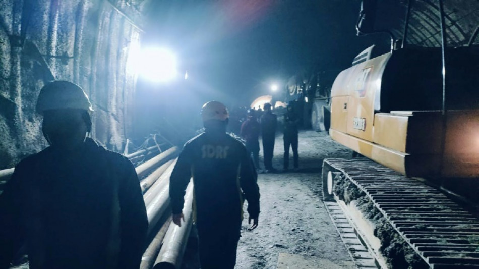 Índia suspende resgate de trabalhadores presos em túnel por temor de desabamento