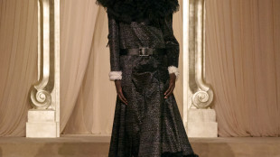 Tra sartorialità e natura Chanel sfila in attesa di Blazy