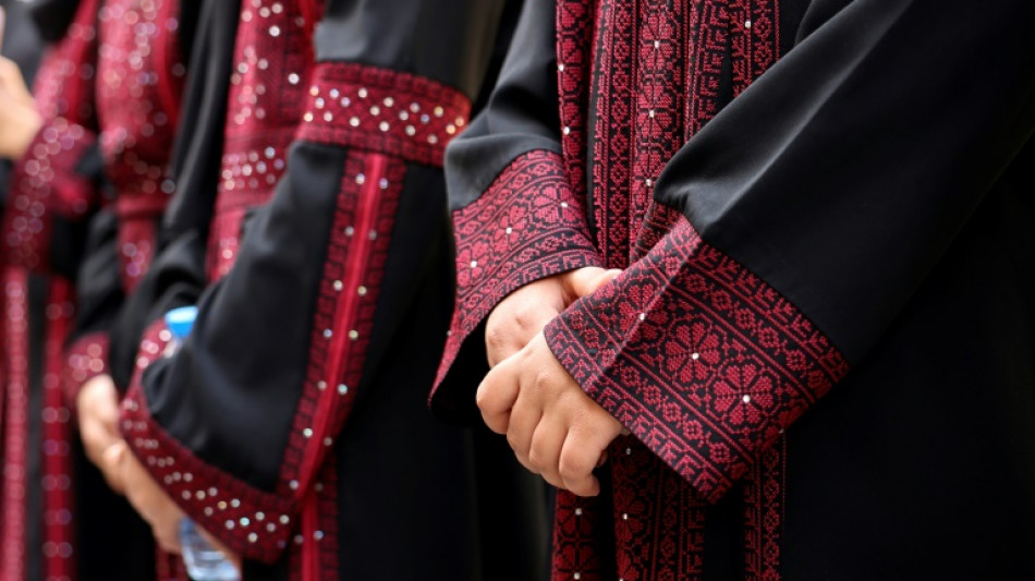 Artista de Gaza borda a 'dor' da guerra em Paris