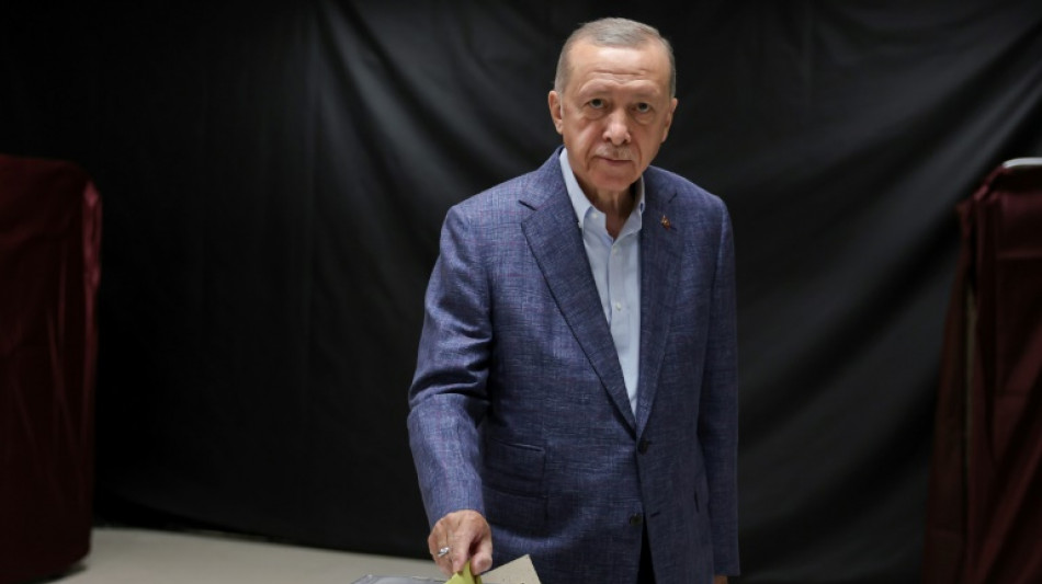 Turquia decide hoje futuro de Erdogan em elei&ccedil;&atilde;o acirrada