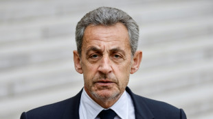 Ex-presidente franc&ecirc;s Sarkozy &eacute; julgado por financiamento ilegal de campanha