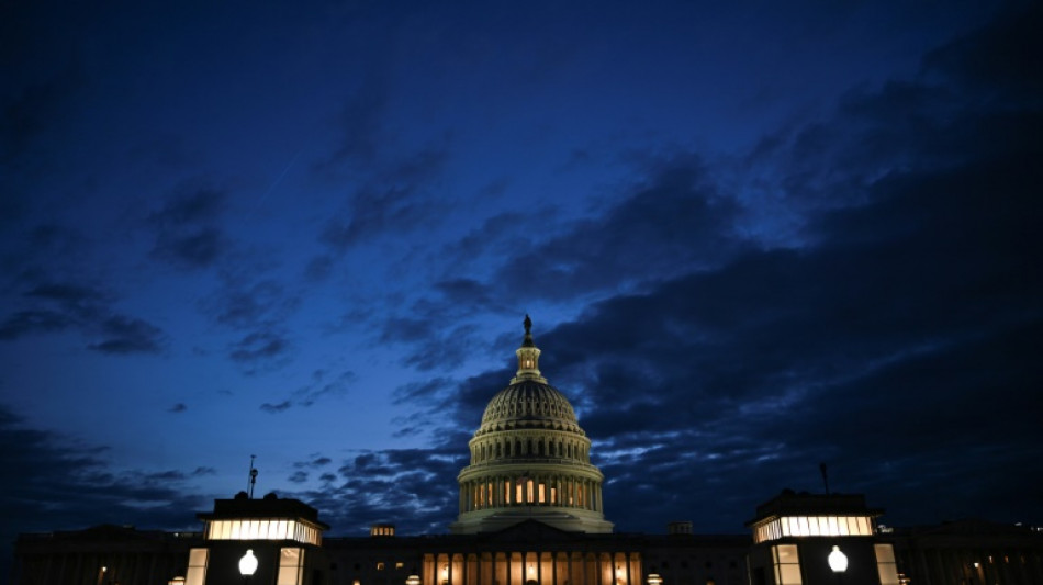 Senado dos EUA controlado por republicanos avan&ccedil;a com cortes de impostos de Trump