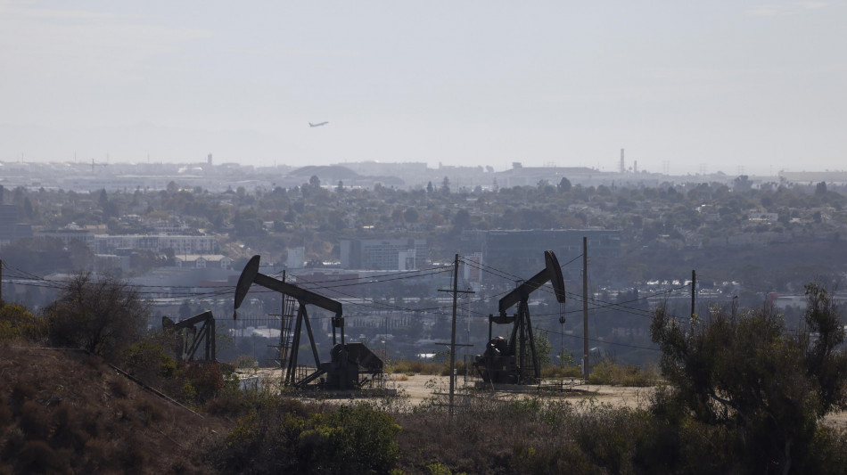 Il petrolio chiude in forte rialzo a New York a 65,43 dollari