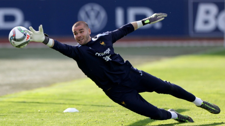 PSG oficializa contrata&ccedil;&atilde;o do goleiro Lucas Chevalier, do Lille