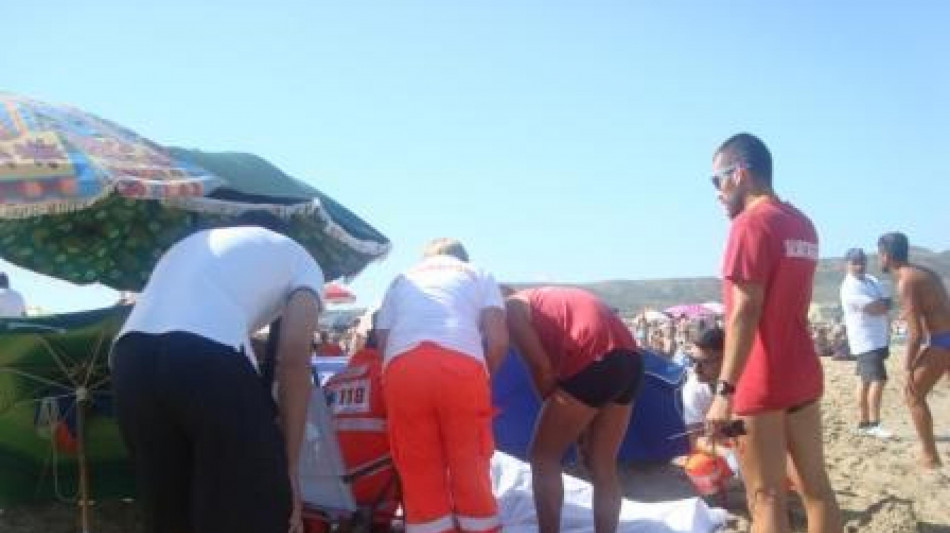 Malore in mare, 84enne muore in spiaggia nell'Oristanese