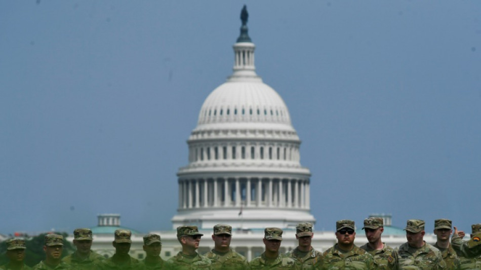 Trump preside desfile entre protestas en d&iacute;a enlutado por muerte a tiros de dem&oacute;crata