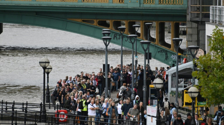 Anstellen f&uuml;r Abschied am Sarg der Queen wegen gro&szlig;en Andrangs ausgesetzt