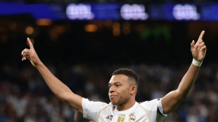 Real Madrid goleia Valencia (4-0) e se mant&eacute;m isolado na lideran&ccedil;a do Espanhol