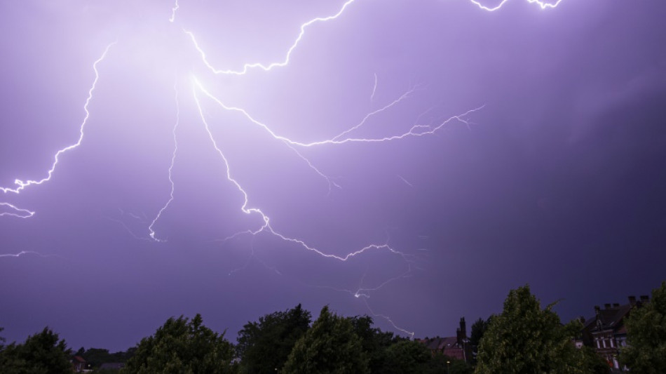 Orages: un homme meurt dans les Yvelines et une bless&eacute;e grave &agrave; Paris 