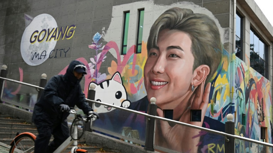 Dos megaestrellas de BTS concluyen el servicio militar en Corea del Sur