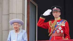 Elizabeth II. zeigt sich bei Jubl&auml;umsfeiern vor jubelnder Menge 