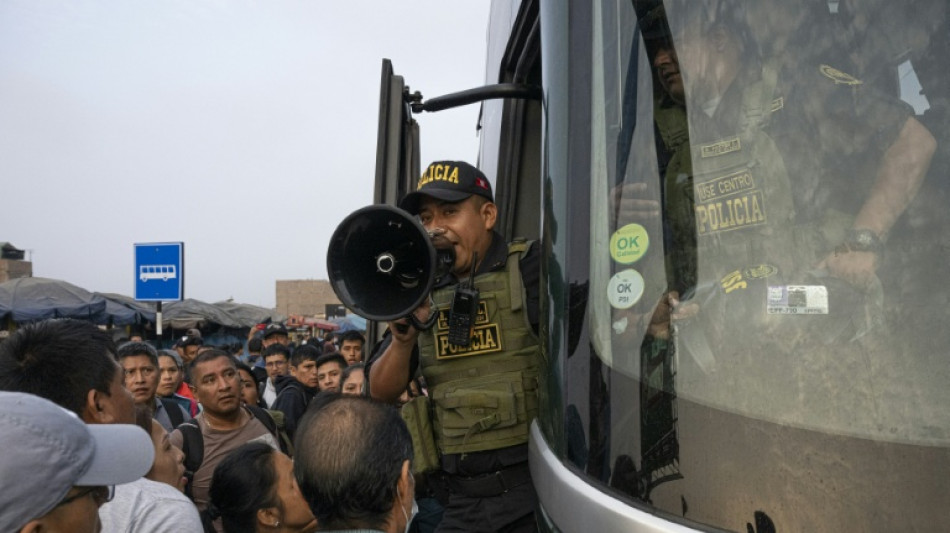 Profissionais dos transportes protestam contra extors&atilde;o no Peru