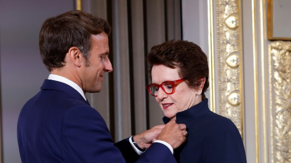 El presidente franc&eacute;s condecora a Billie Jean King, icono del tenis mundial
