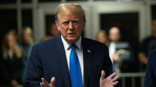 Trump amea&ccedil;ado de condena&ccedil;&atilde;o por desacato em julgamento criminal