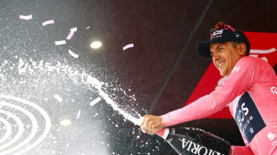 Carapaz sigue l&iacute;der a tres d&iacute;as del final del Giro, Almeida abandona por covid