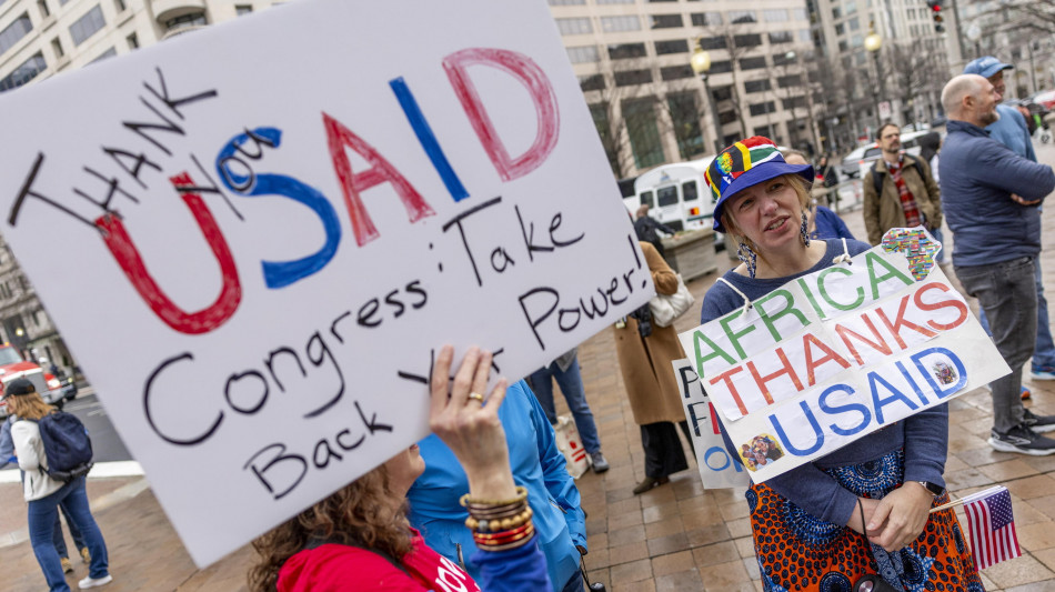 Corte appello autorizza Trump a bloccare fondi all'estero