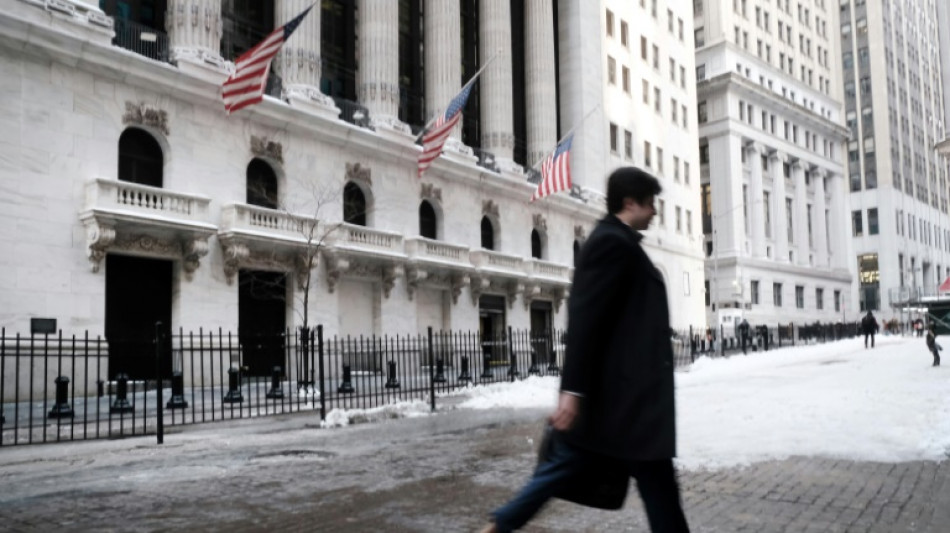 Wall Street commence la semaine hésitante