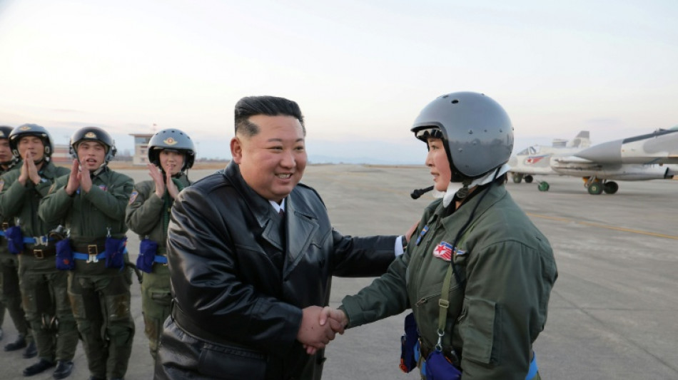 El líder norcoreano anuncia "recursos estratégicos" para su fuerza aérea
