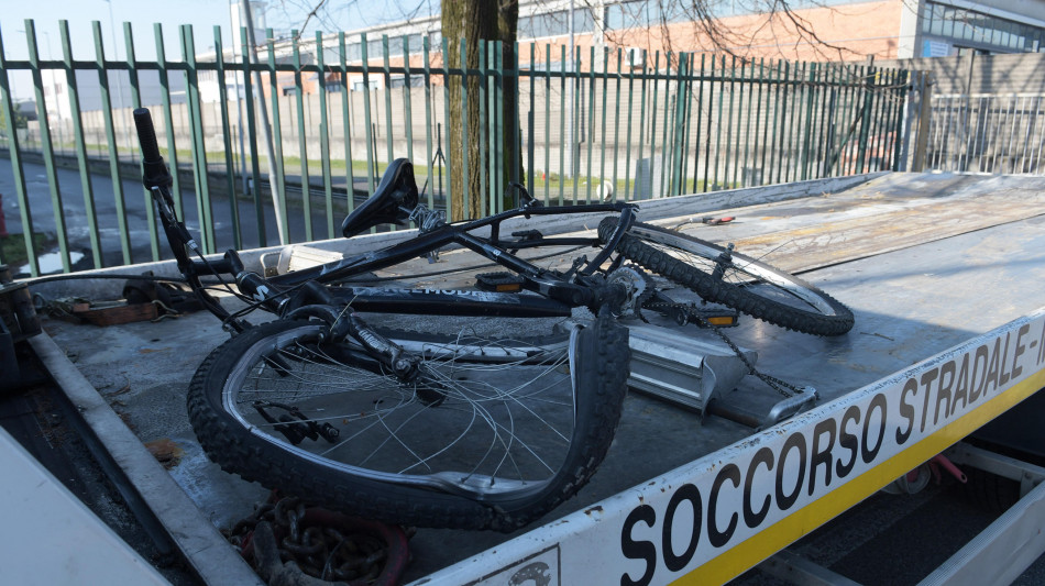 Muore 15enne investito in bici sulle strisce pedonali