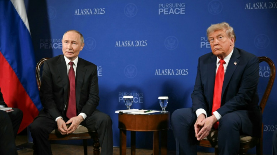 Après plus de deux heures, la réunion entre Trump et Poutine se poursuit