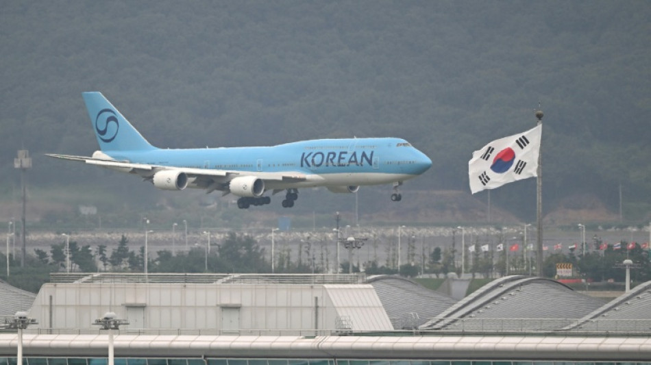 Sul-coreanos detidos em opera&ccedil;&atilde;o migrat&oacute;ria nos Estados Unidos retornam ao pa&iacute;s