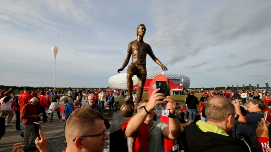 Una estatua de Beckenbauer erigida en la explanada del Allianz Arena de Múnich