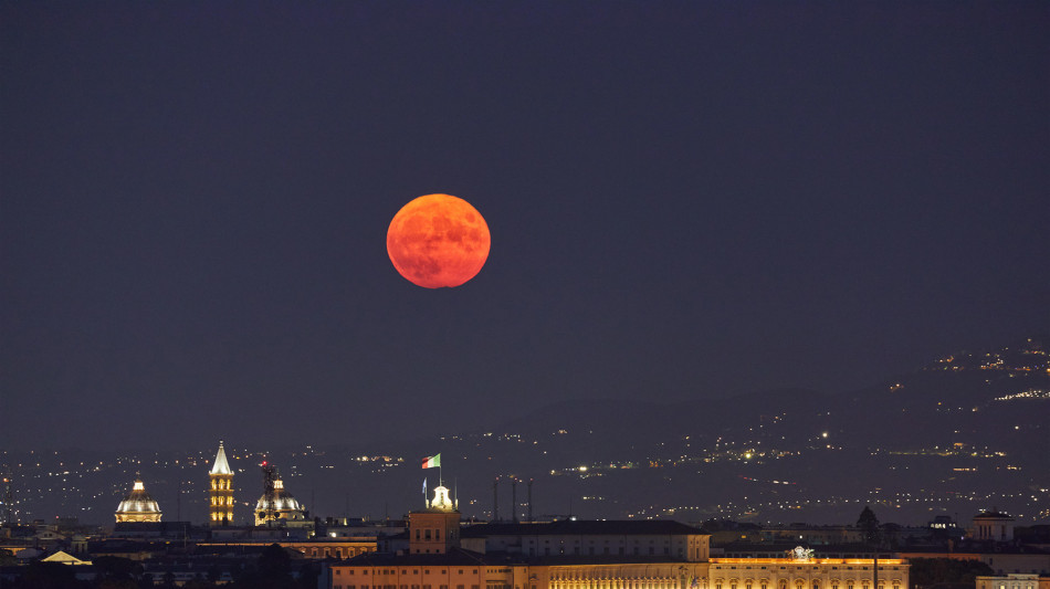 Domenica sera arriva la 'Luna di sangue', sar&agrave; eclissi totale