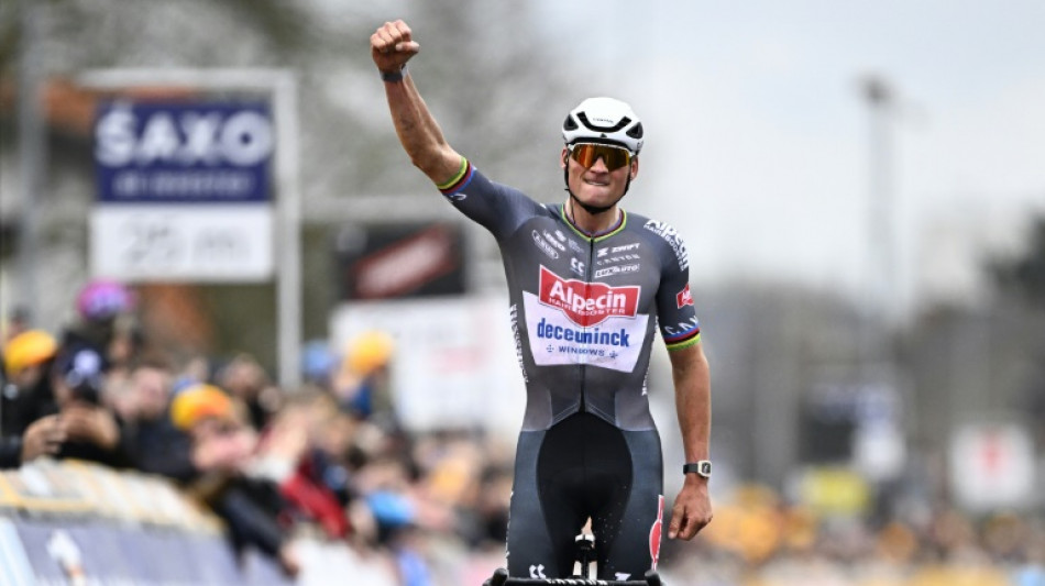 E3 Classic: un ph&eacute;nom&eacute;nal Van der Poel prend date pour le Ronde et Roubaix