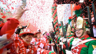 Rosenmontagszug rollt durch Köln