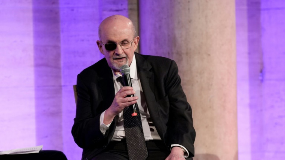 A punto de lanzar nuevo libro, Rushdie adelanta qu&eacute; pens&oacute; al ser apu&ntilde;alado