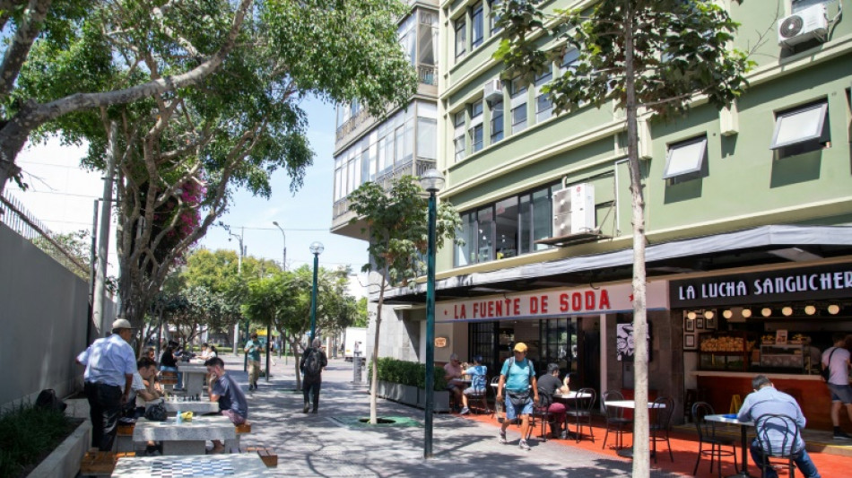 "Tit&aacute;n de la literatura", lamentan los lectores del nobel Vargas Llosa